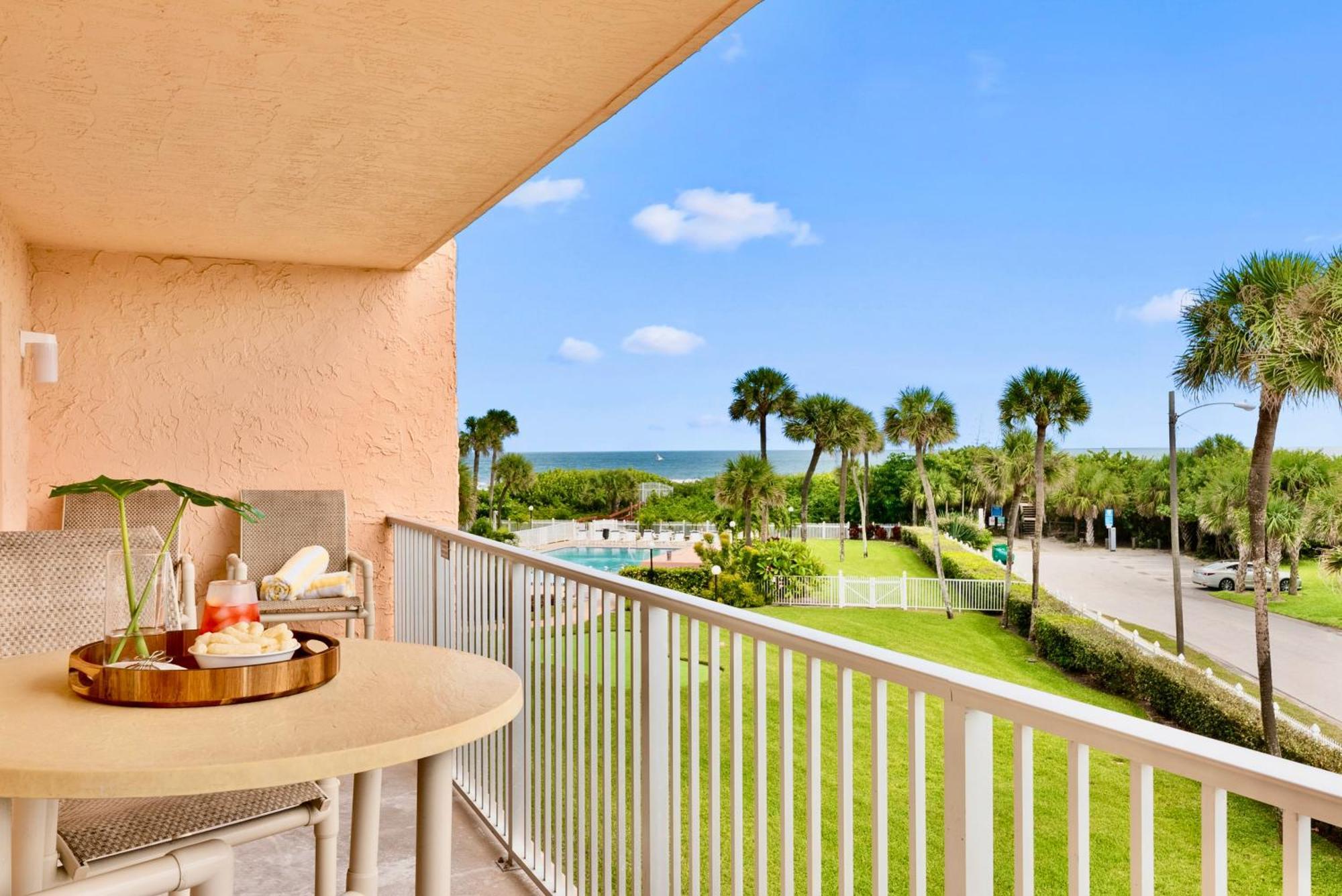 Cocoa Beach Towers Номер фото
